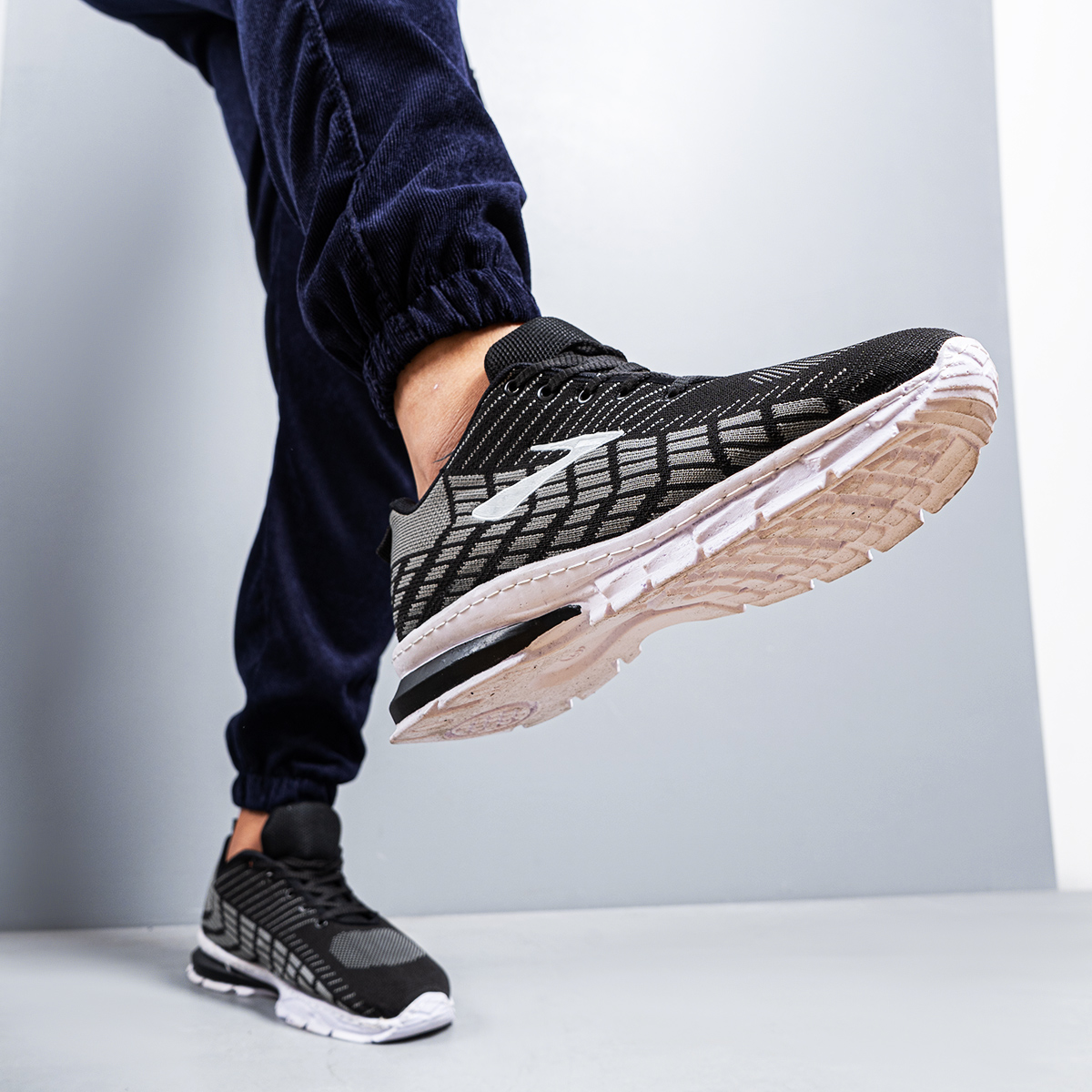 كفش ورزشي مردانه مشكي طوسي مدل Karlos