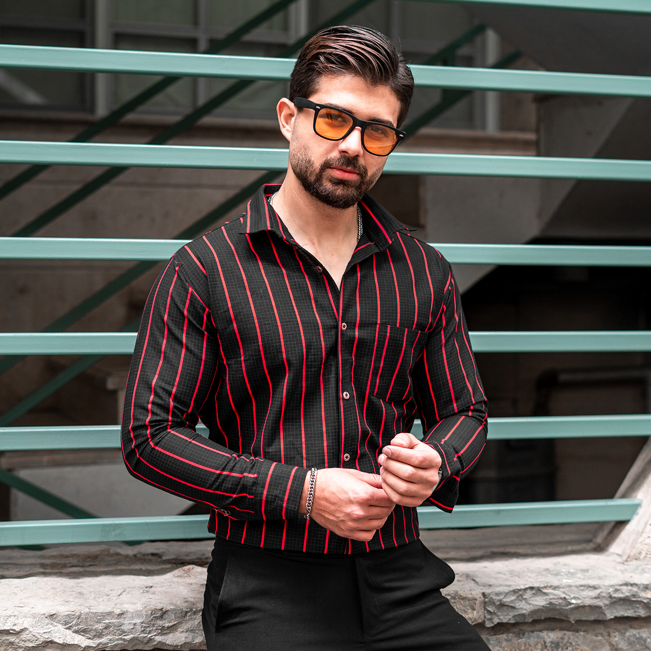 پیراهن مردانه(T) مشکی راه راه قرمز مدل Melvis