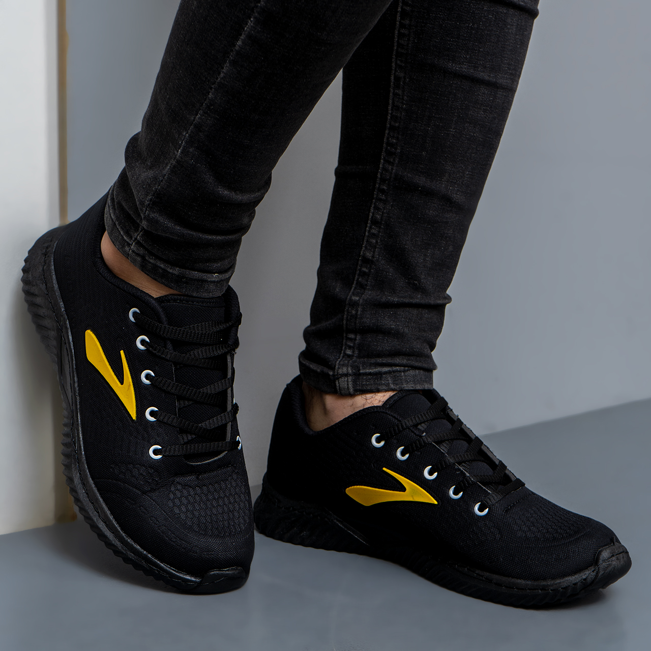 کفش ورزشی مردانه مشکی تیک زرد(T) مدل T7