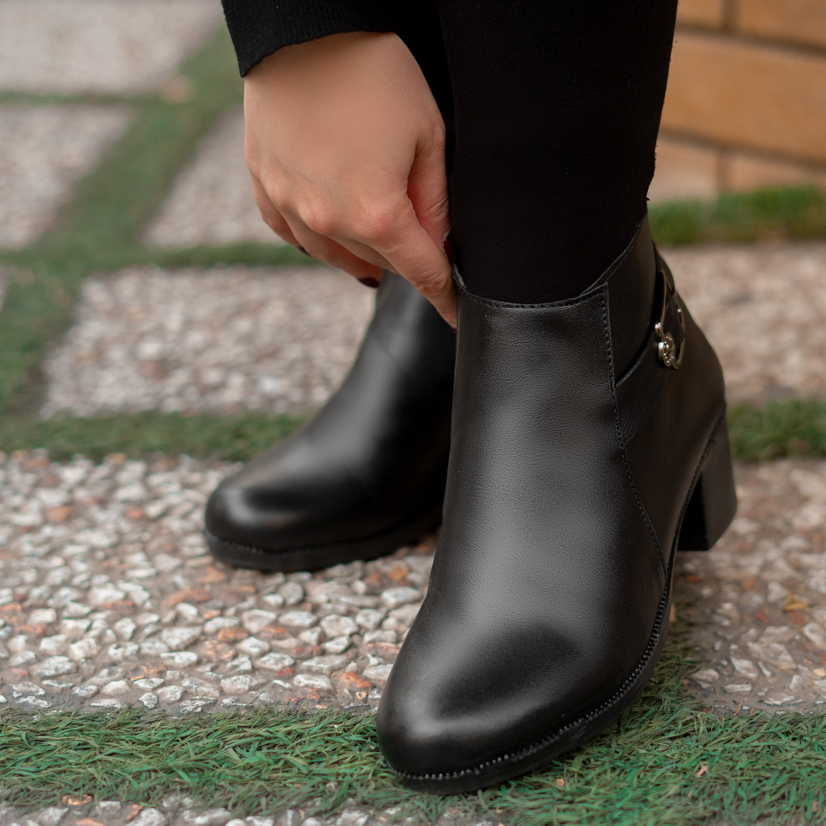 نیم بوت زنانه سگک دار مشکی مدل Dina