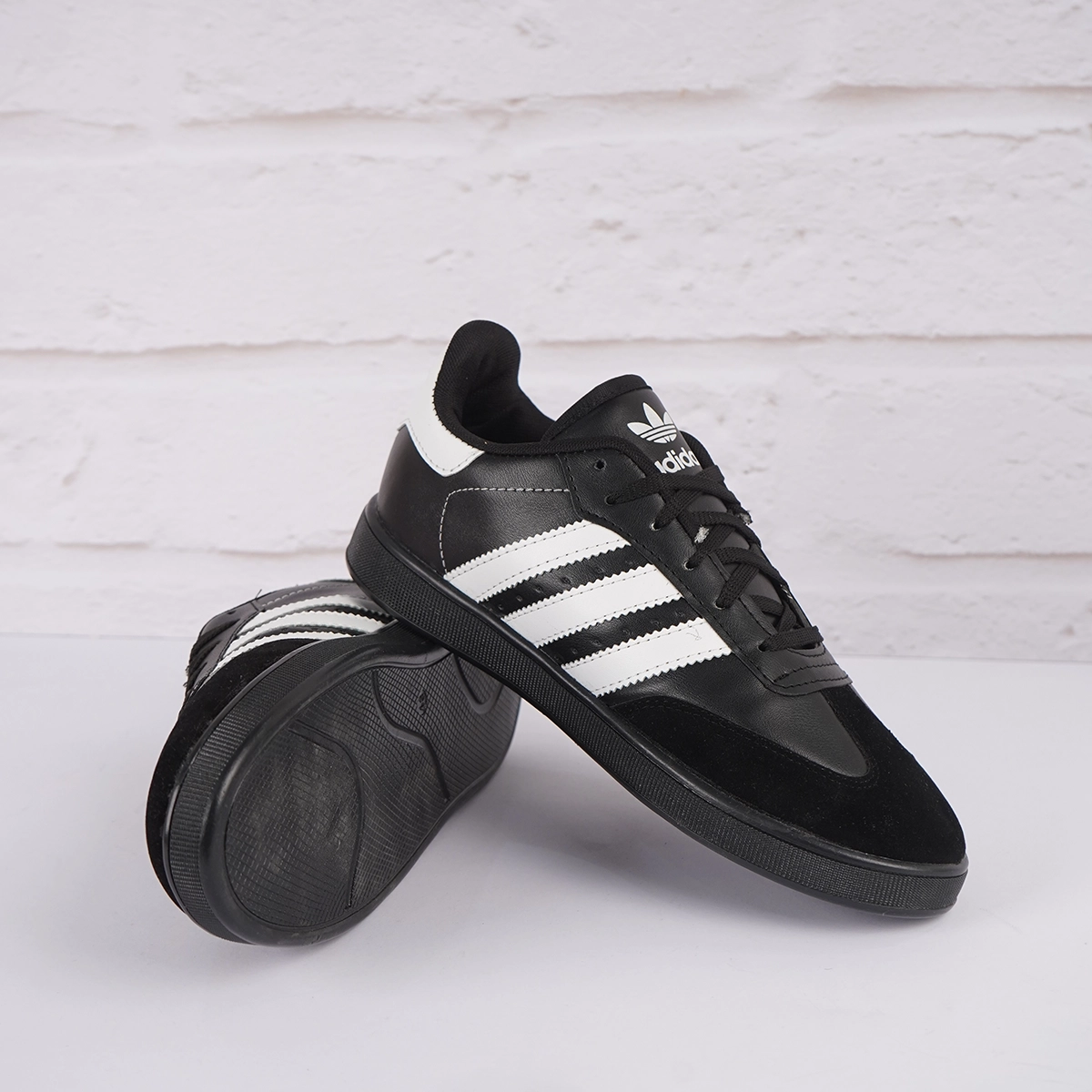 کفش تخت آدیداس مردانه مشکی سفید مدل Animo