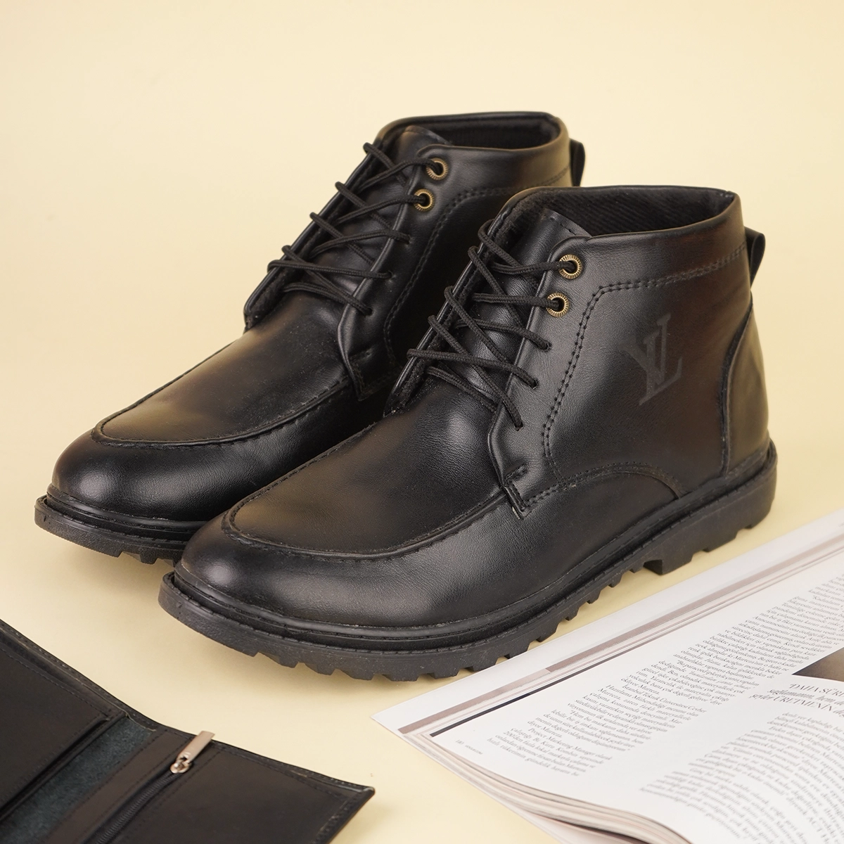 نیم بوت مردانه LV مشکی مدل Roni