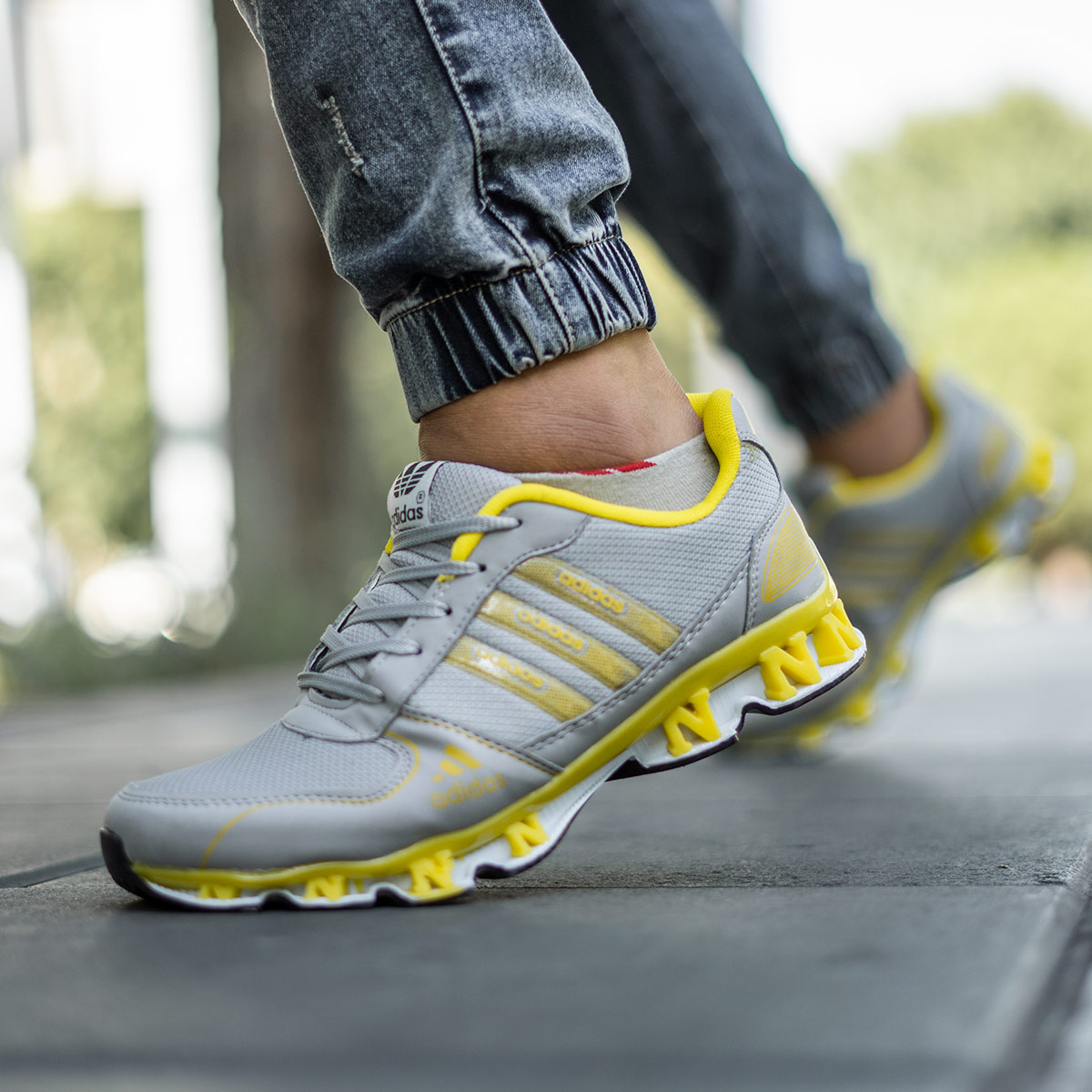 کفش ورزشی Adidas مردانه طوسی زرد مدل Gilva