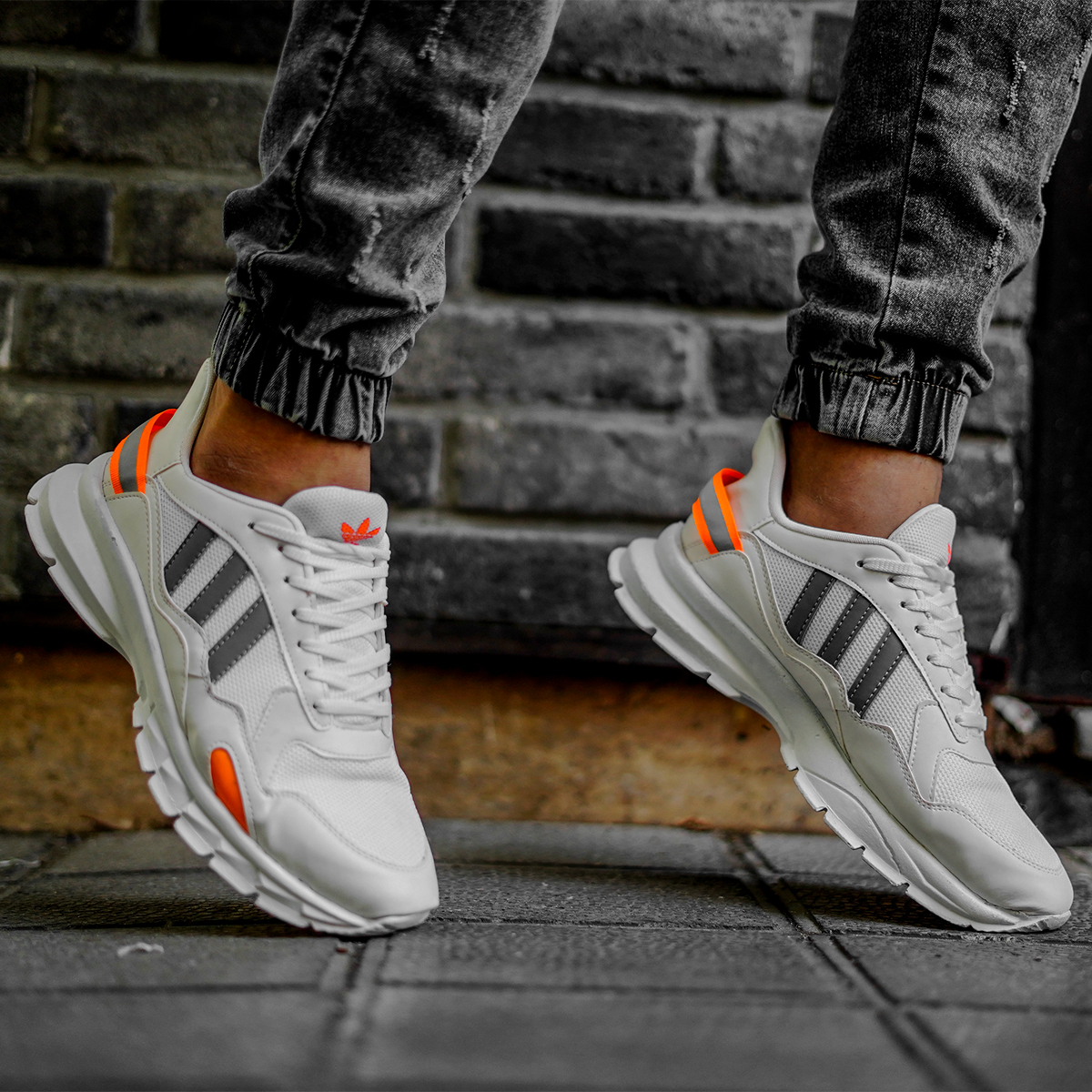 کفش ورزشی Adidas مردانه سفیدنارنجی مدل Levin