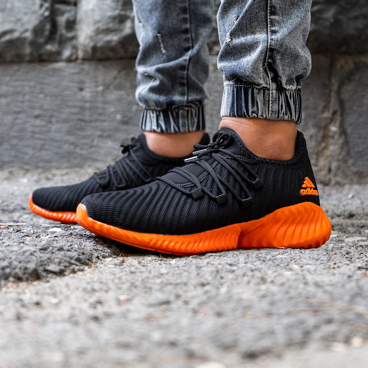 کفش ورزشی Adidas مردانه مشکی زیره نارنجی مدل River