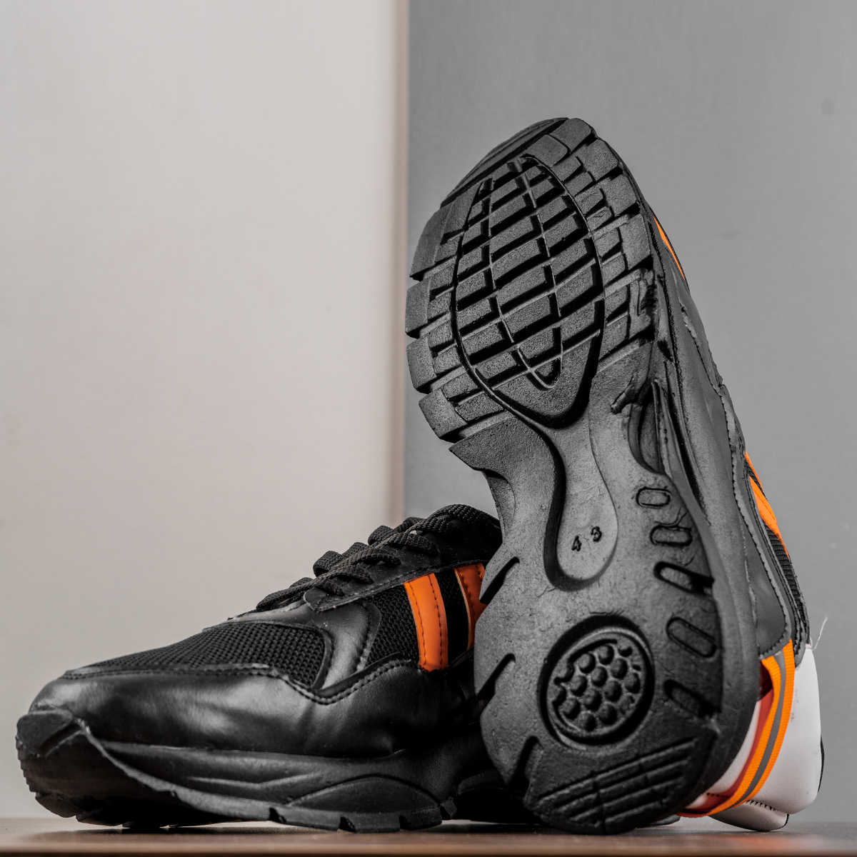 کفش ورزشی Adidas مردانه مشکی نارنجی مدل Levin